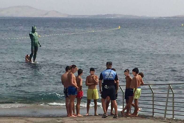 Policía local de Telde charla con jóvenes en el muelle de Melenara (Foto TA)